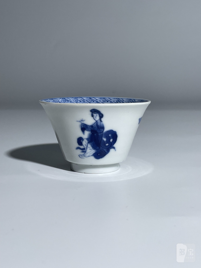 清康熙 青花仕女婴戏图杯 - 图2